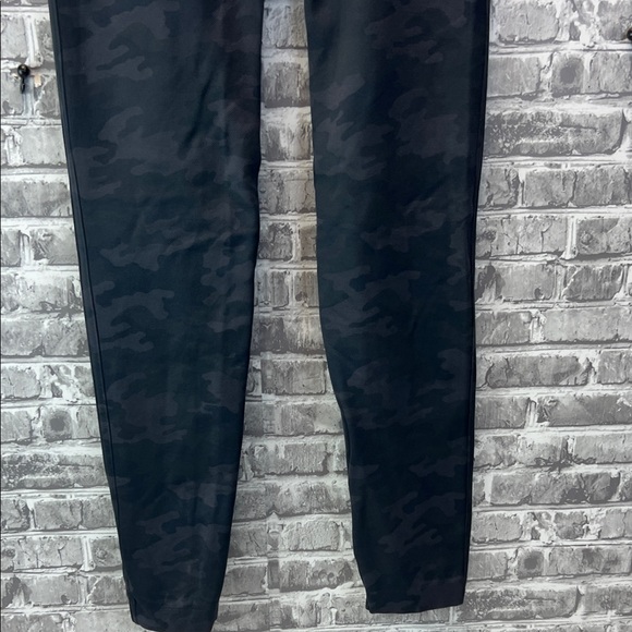 Black Camouflage‎ SPANX Leggings - Picture 4 of 10